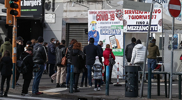 Covid a Napoli: assalto alle farmacie, un'ora di attesa per il tampone antigenico