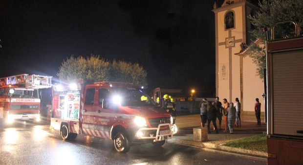 Portogallo, incendio in una chiesa a causa della caduta di un lampo