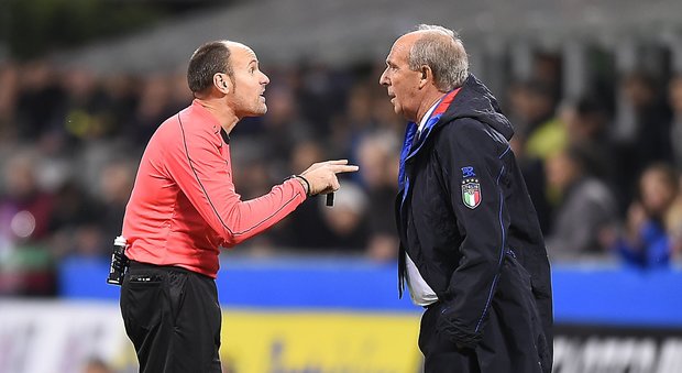 Ventura discute con l'arbitro durante italia svezia
