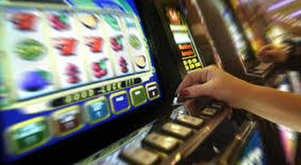 Mamma tortura la figlia e la costringe a prostituirsi per giocare i soldi alle slot machine