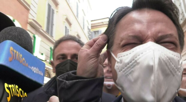 Striscia la notizia, Enrico Lucci tira i capelli di Giuseppe Conte: «Dimostrami che sono veri»