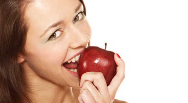 Una mela al giorno toglie l'obesità di torno. Lo studio rivela: "Aiuta a dimagrire"