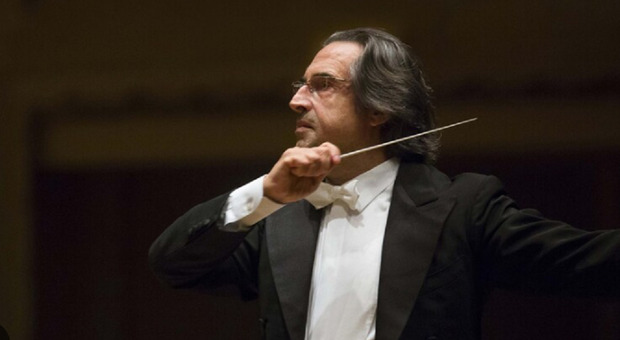 https://statics.cedscdn.it/photos/MED/63/66/8556366_23105427_riccardo_muti_telefonino.jpg