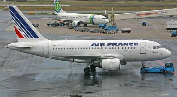 Attentato in Francia, volo Amsterdam-Parigi bloccato in pista dopo minacce arrivate in un tweet