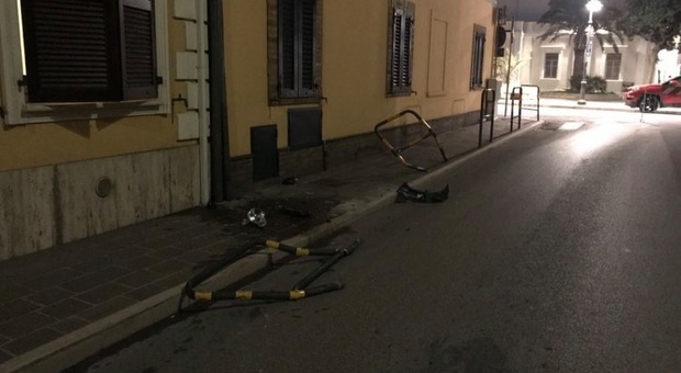 Porto Recanati, a folle velocità abbatte i paletti, si schianta contro un'auto e parcheggia: fermata in stato confusionale