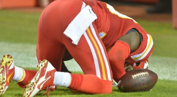 NFL, giocatore musulmano segna e si inchina a pregare: ammonito