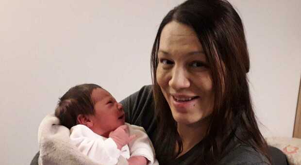 La mamma, Aurora Vidalli, assieme alla piccola Adea, nata in casa il 23 dicembre scorso