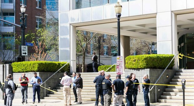 Sparatoria in una banca a Louisville, 5 morti tra cui l'aggressore: la strage in diretta streaming