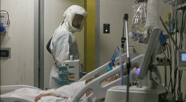 Il post di un’infermiera di Radiologia dell’ospedale Urbani: «Voi siete stanchi di non uscire? Noi di vedervi morire»