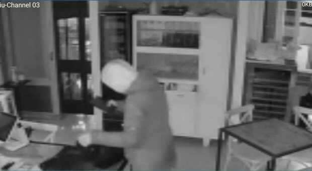 Raffica di furti con il coprifuoco a Salerno, dopo pizzeria e bar raid in altri due negozi