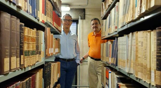 Il presidente Giovanni Boniolo e il segretario Pierluigi Bagatin tra i libri dell'Accademia