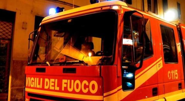 Il divano va a fuoco: fiamme e fumo nell'appartamento. Tre intossicati