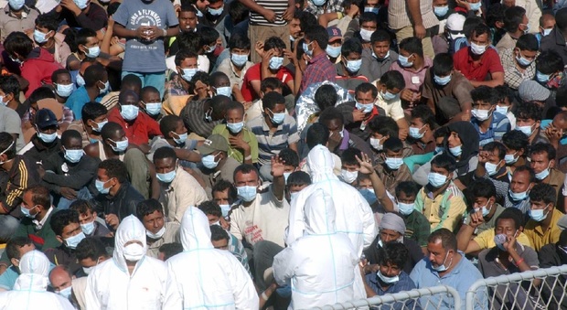 Migranti in arrivo alle banchine di Sant'Apollinare