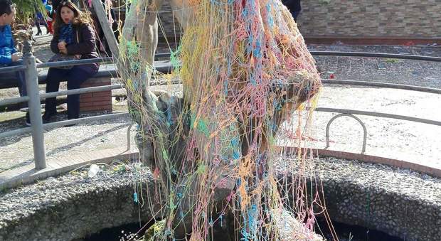 Carnevale a Bacoli, imbrattata la statua di Nettuno
