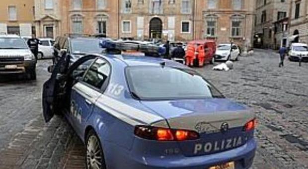Polizia in piazza Mazzini
