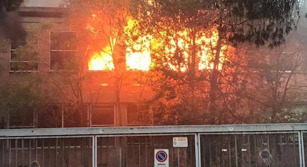 Roma, in fiamme l'ex fabbrica Buffetti, gli abitanti costretti a tenere le finestre chiuse