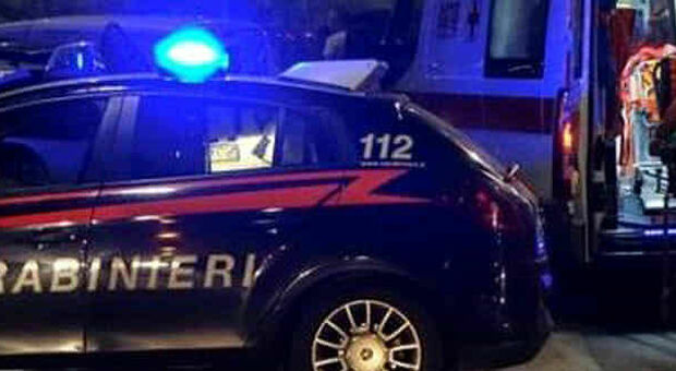 Lite in famiglia, all'arrivo dei carabiniere aggredisce anche loro: denunciato