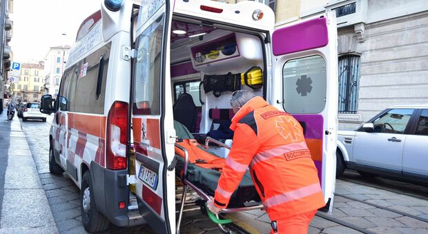 Un'ambulanza presta soccorso