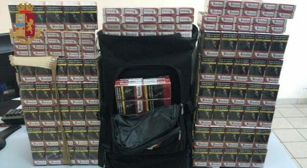 Contrabbando di sigarette a Napoli, denunciato 49enne con 300 pacchetti a casa