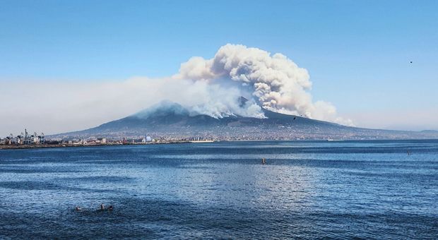 Incendio sul Vesuvio visto dai lettori del Mattino.it | Fotogallery