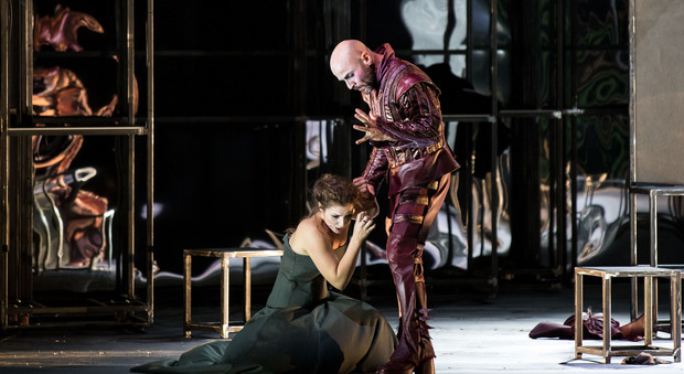 Rigoletto hot in scena: si cercano figuranti per scene in topless