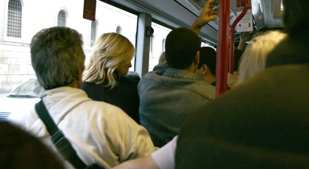 Roma, baby ladra a 14 anni: rom ruba portafogli con 3000 euro a una turista sul tram
