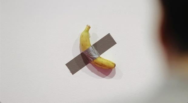 Studente mangia banana da 120mila dollari dell'installazione di Maurizio Cattelan: «Colazione saltata, avevo fame»