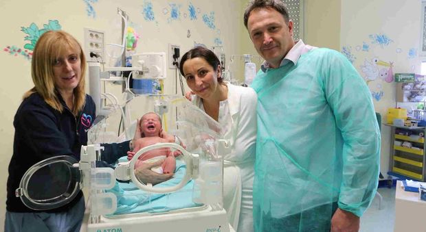Lorenzo Belpassi, venuto alla luce a Foligno, è il neonato che ha emesso il primo vagito del 2016 in Umbria