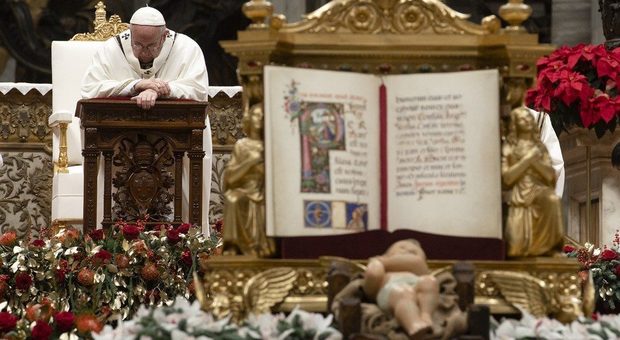 Il Papa a San Pietro per la messa di Natale: «Dio arriva gratis per tutti»