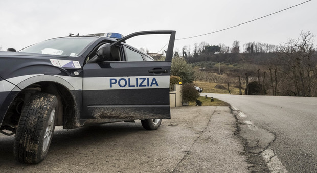 Auto in bilico sulla scarpata: salvata dalla catena umana di poliziotti