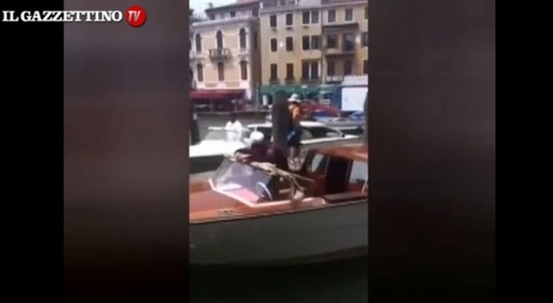 Turista sale sul taxi acqueo: arriva il proprietario e gli dà uno schiaffone