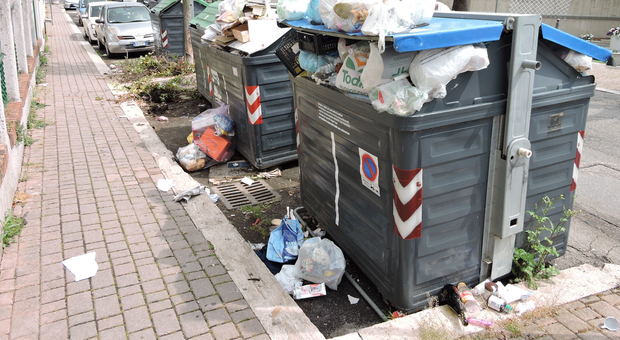 Ama, boom di multe a chi sporca: duemila al mese per rifiuti in strada e sosta davanti ai cassonetti
