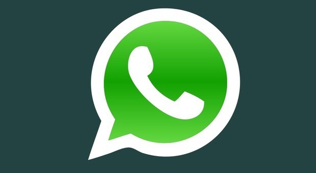 Whatsapp, diffonde conversazioni di un gruppo: condannato