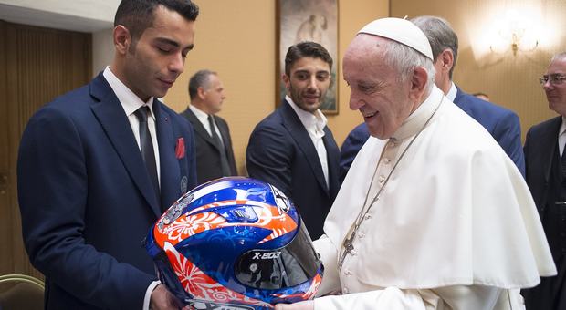 Danilo Petrucci, pilota Ducati, dona il suo casco a Papa Francesco