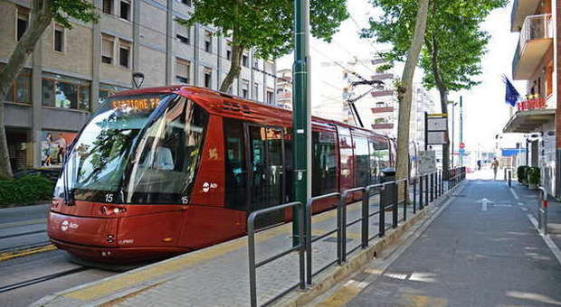 Ancora problemi elettrici per il tram: corse ferme, protestano gli utenti
