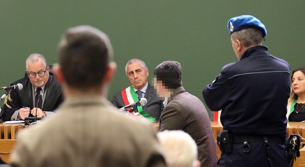 Napoli, Materazzo resta in silenzio: Luca non risponde alle domande in aula