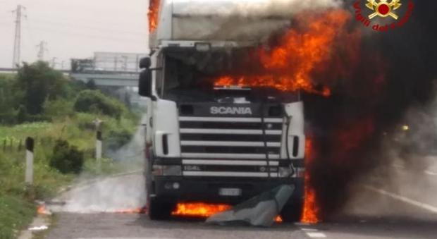 Rogo in A4. Qualcosa non va: camionista scende e la motrice viene divorata dalle fiamme /Foto
