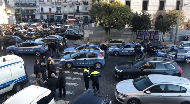 Napoli, scoperto un cadavere tra la folla: area blindata dalla polizia, è giallo sulle cause