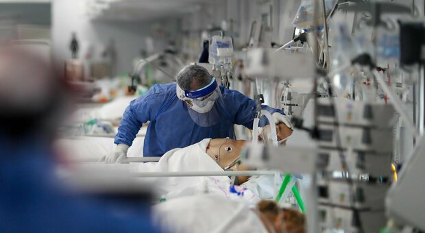 Allarme degli anestesisti: «I casi di oggi non sono meno gravi di quelli di marzo, la curva si sta alzando»