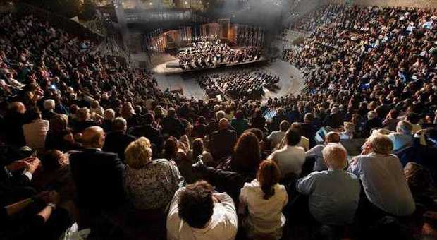 Teatro Grande di Pompei, caos biglietti omaggio. L'accusa del sindaco: «Studenti e anziani mandati a casa»