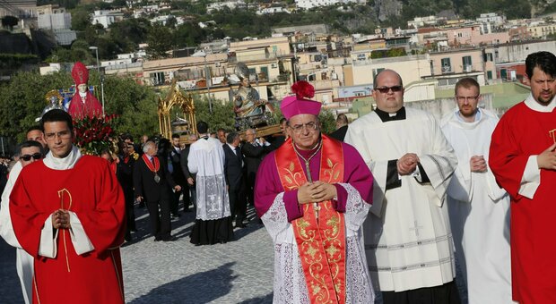 Monsignore Gennaro Pascarella vescovo di Ischia: la diocesi accorpata con Pozzuoli