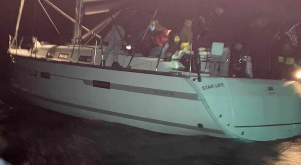 Salento, sbarco nella notte: migranti a bordo di una barca a vela individuati al largo di Leuca