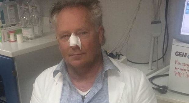 Napoli, ancora un'aggressione in ospedale: colpi di casco contro infermiere