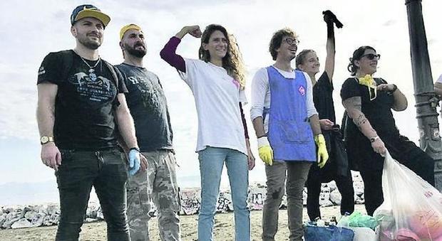 I volontari di Retake puliscono la spiaggia