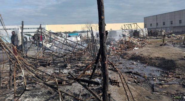 Incendio nella tendopoli in Calabria: morto un migrante di 18 anni