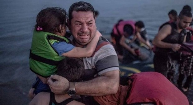 Post con foto di migranti per festa dei papà, Facebook blocca il profilo