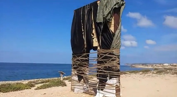 Lampedusa, imballata la Porta d'Europa. La rivendicazione: stop migranti, vogliamo turismo
