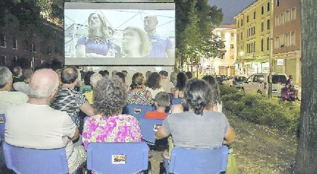 il cinema all'aperto nei giardini di via Piave
