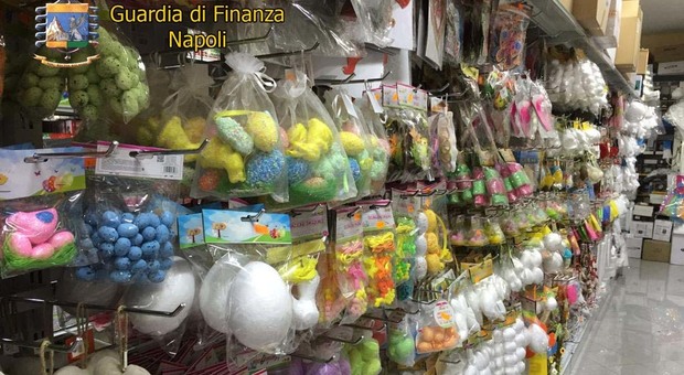 Napoli, maxi blitz della Finanza: sequestrati tre milioni di giocattoli e decorazioni pasquali