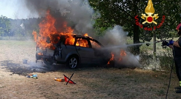 L’auto in fiamme a Baschi